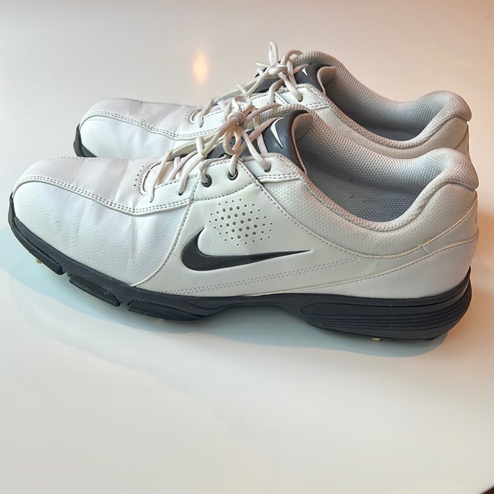 NIKE golf sneaker